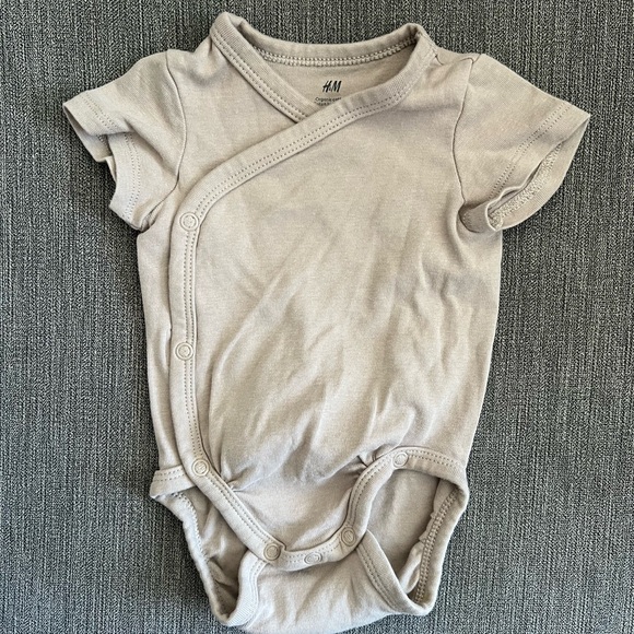 Like New H&M Baby Wrapover Bodysuits (Set of 5) - Picture 6 of 11